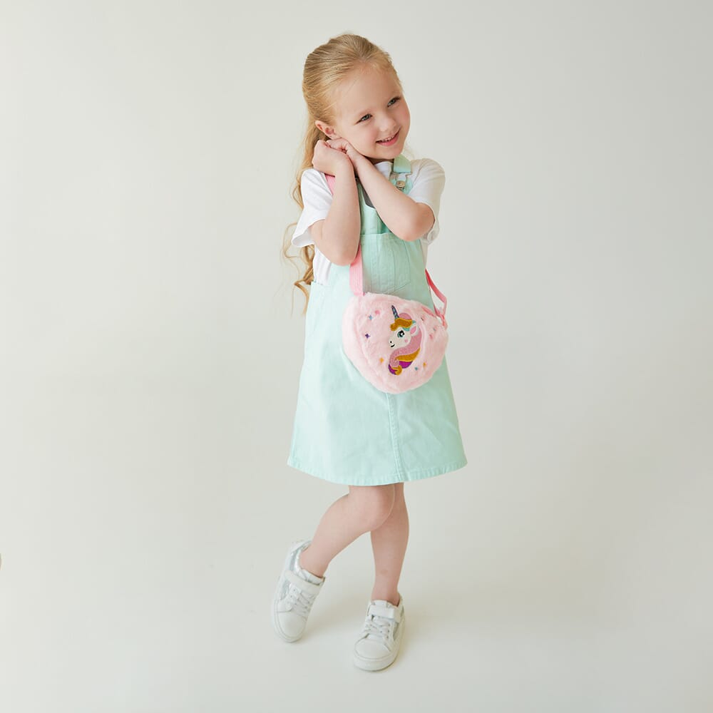 Fashion unicorn heart-shaped handbag for stylish looks  Heart-shaped unicorn crossbody bag for fun occasions