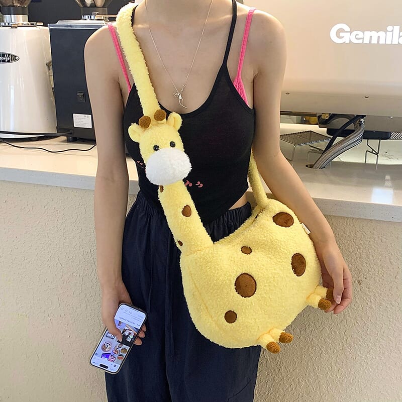 Cute giraffe crossbody bag, perfect for adding a touch of whimsy to your outfit