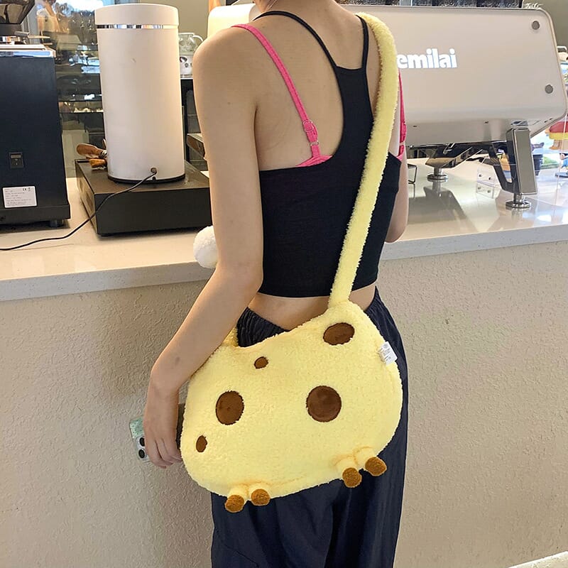 Animal-inspired giraffe crossbody bag, cute and fashionable for a fun look
