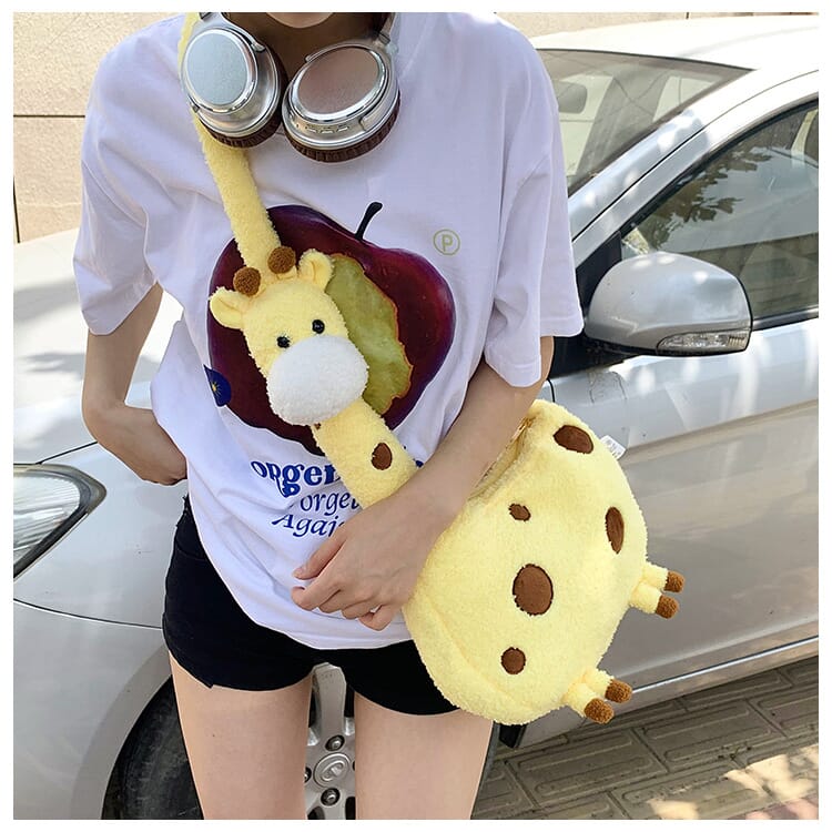 Playful giraffe crossbody bag, fun accessory with a cute and charming animal design