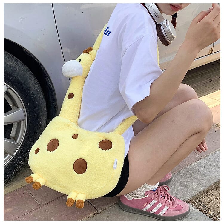 Cute giraffe crossbody handbag, fun and trendy accessory for animal-themed fashion